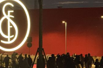 proteste-tifosi-giocatori-siviglia-campo-allenamento
