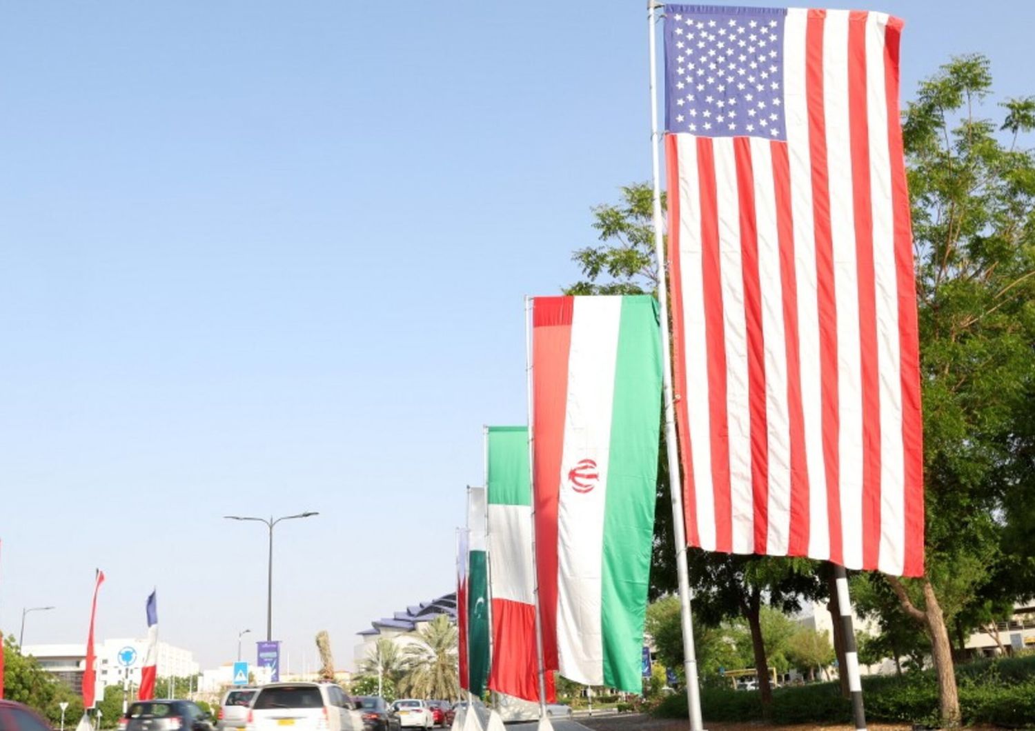 Bandiere Usa e Iran a Muscat