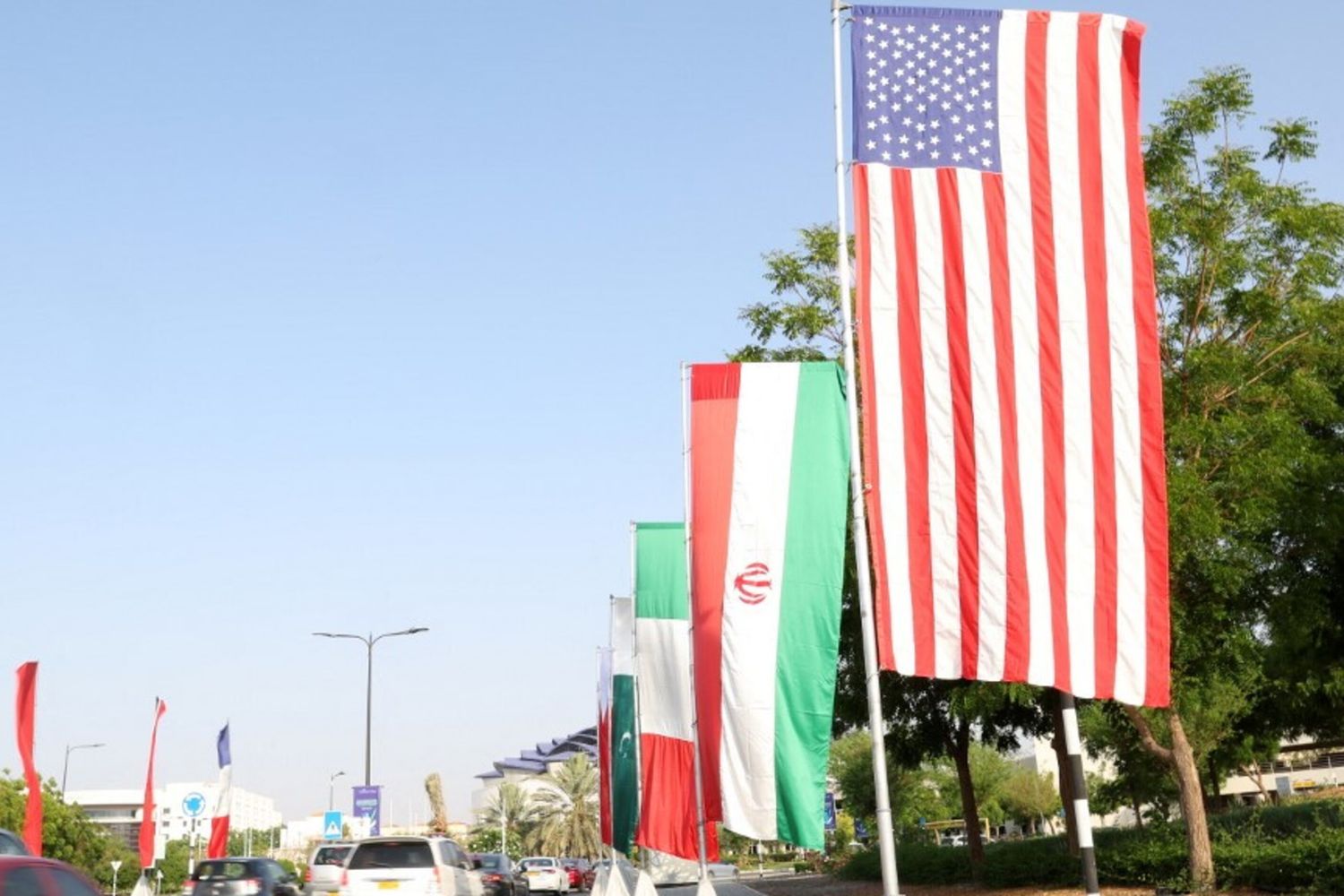 Bandiere Usa e Iran a Muscat