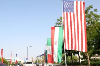 Bandiere Usa e Iran a Muscat