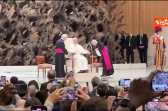 Il lungo applauso per Papa Leone XIV al suo arrivo all'incontro con la stampa internazionale