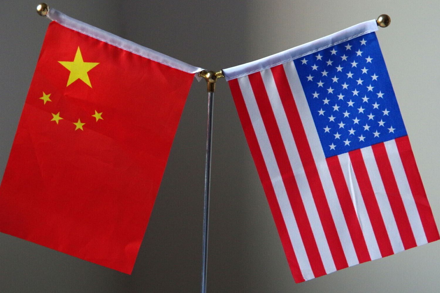 Il braccio di ferro continua: da domani dazi Usa del 104% alla Cina