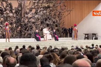Leone XIV ricorda il dolore per la morte di Papa Francesco, l'applauso dei giornalisti