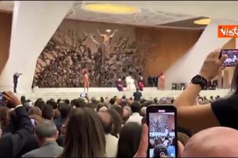 Il Papa scherza in inglese con i giornalisti: Se siete svegli applaudite alla fine
