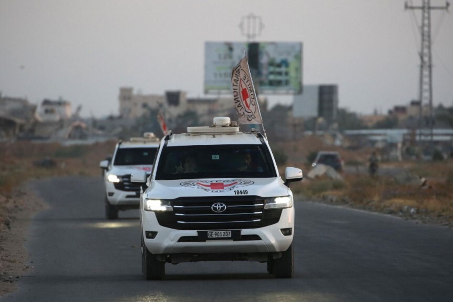 Veicoli della Croce Rossa  trasportano l'ostaggio Edan Alexander