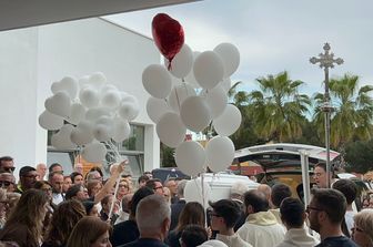 L&#39;addio al piccolo Francesco, un dolore che unisce Barletta