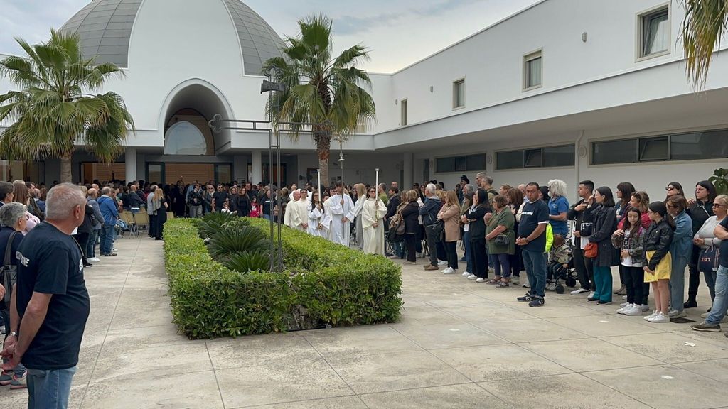 L'addio al piccolo Francesco, un dolore che unisce Barletta
