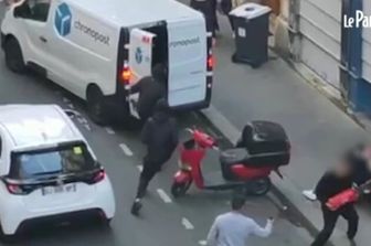 Disarma i rapitori e sfugge a un sequestro in pieno centro a Parigi