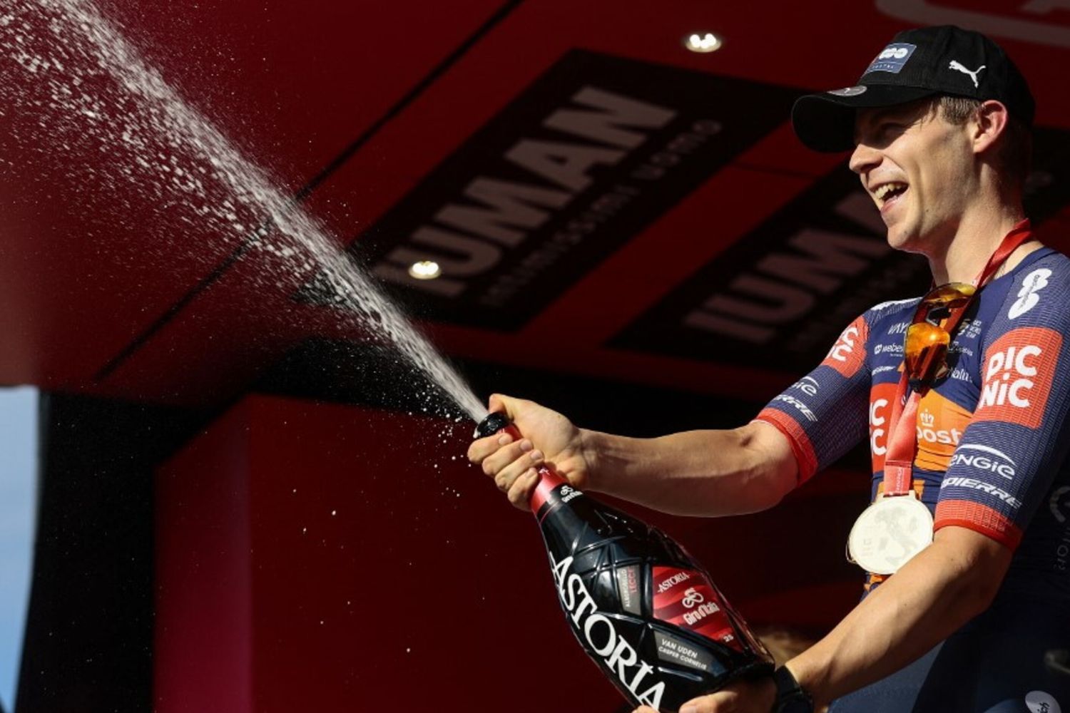 Giro d'Italia 2025, Van Uden vince la quarta tappa