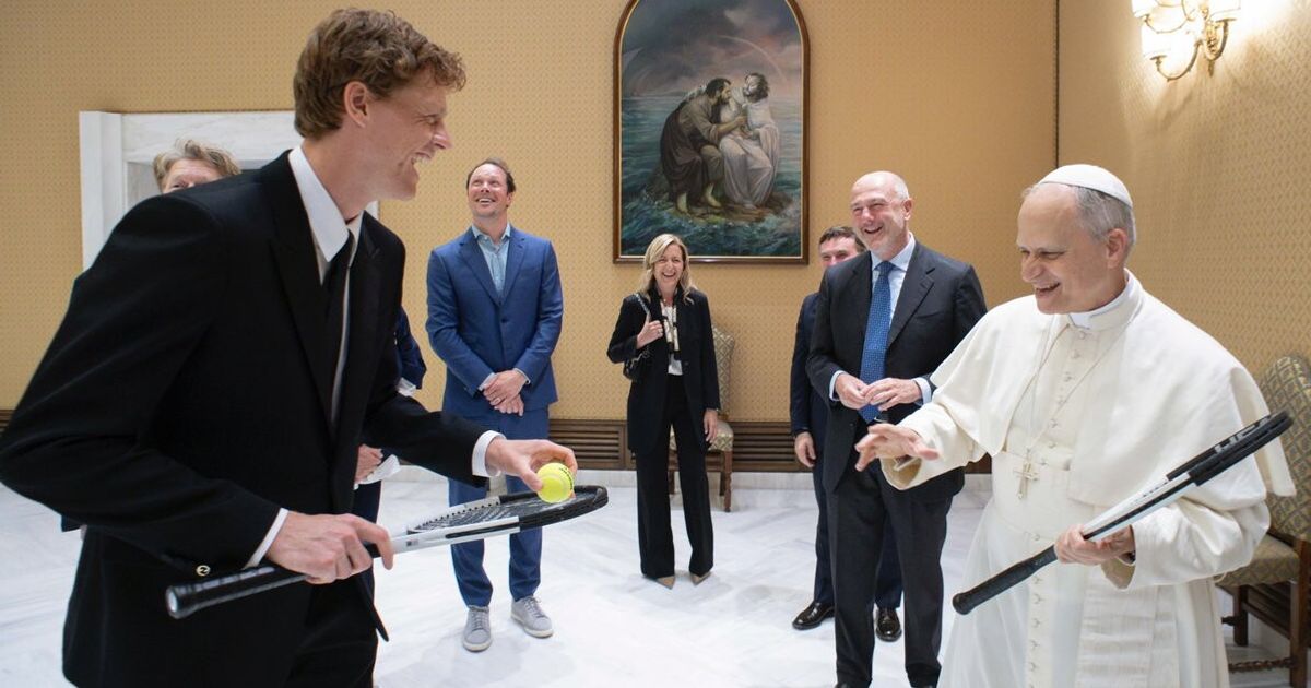 sinner dal papa ecco la pallina giochiamo un po qui meglio di no a wimbledon potrei giocare video