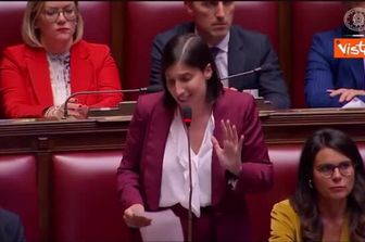 Schlein mostra in Aula grafico delle spese sanitarie: Il vostro Governo è al minimo storico