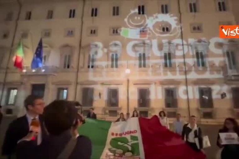 Blitz comitato promotore referendum cittadinanza, proietta logo su Palazzo Chigi