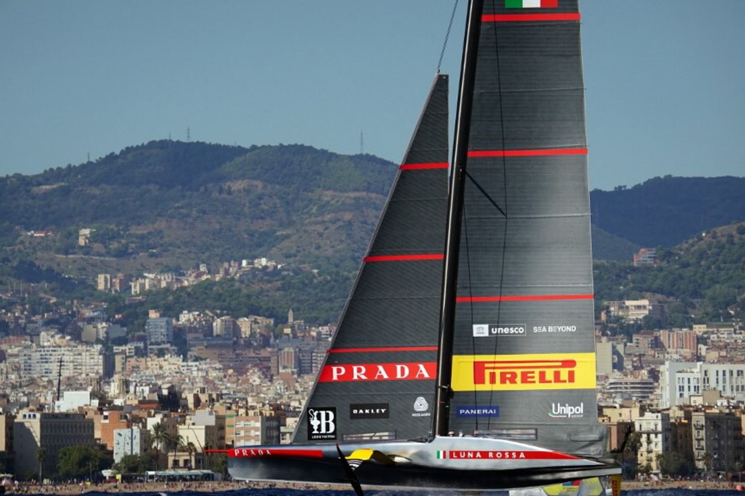 La barca italiana Luna Rossa Prada Pirelli a Barcellona
