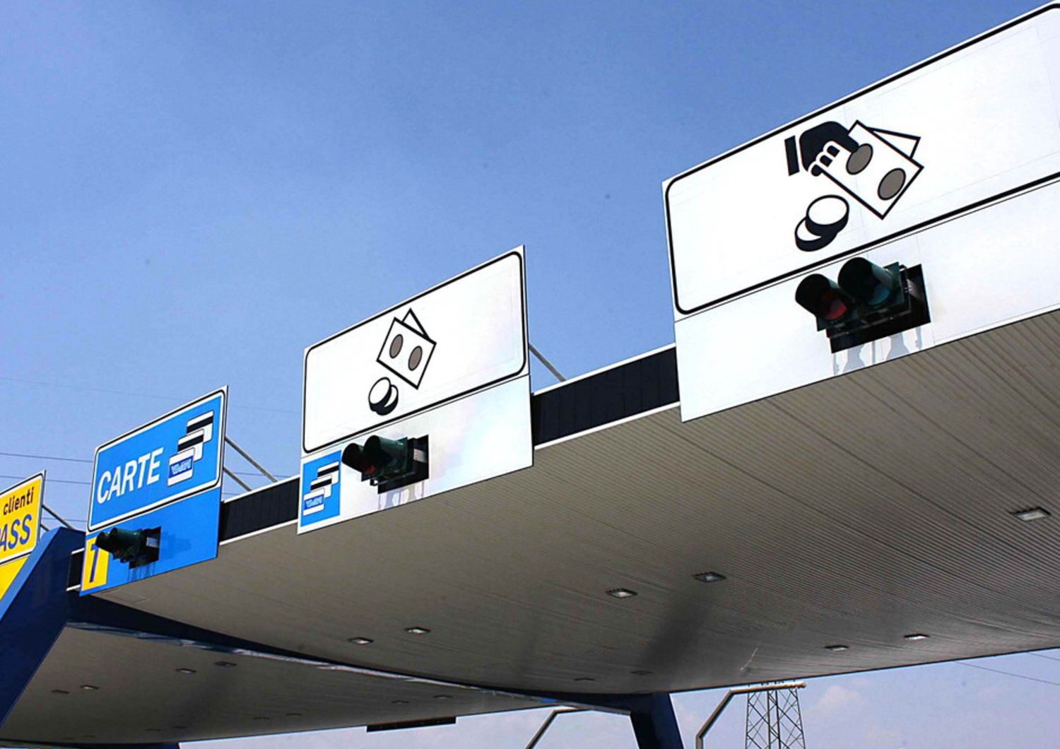 Telepass, Viacard casello autostradale (Imagoeconomica)