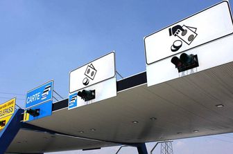 Telepass, Viacard casello autostradale (Imagoeconomica)