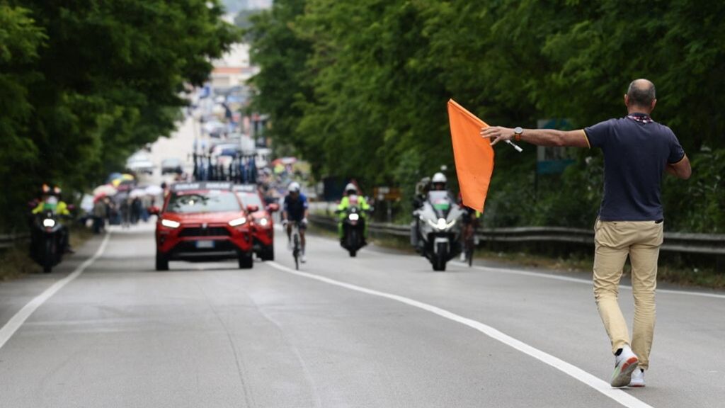 Giro d'Italia, neutralizzata la sesta tappa per una maxi caduta