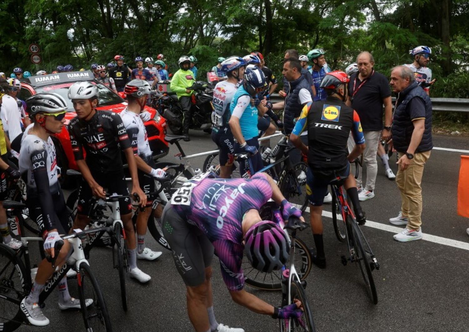 Giro d'Italia, neutralizzata la sesta tappa per una maxi caduta