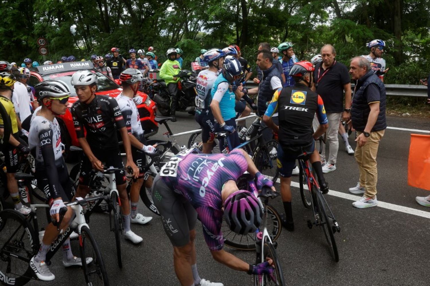 Giro d'Italia, neutralizzata la sesta tappa per una maxi caduta