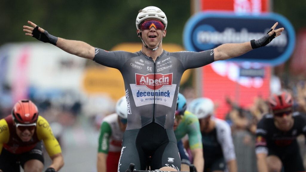 Giro d'Italia, caos nella sesta tappa per una maxi caduta. Poi vince Groves