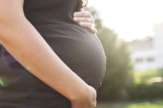 Una donna incinta