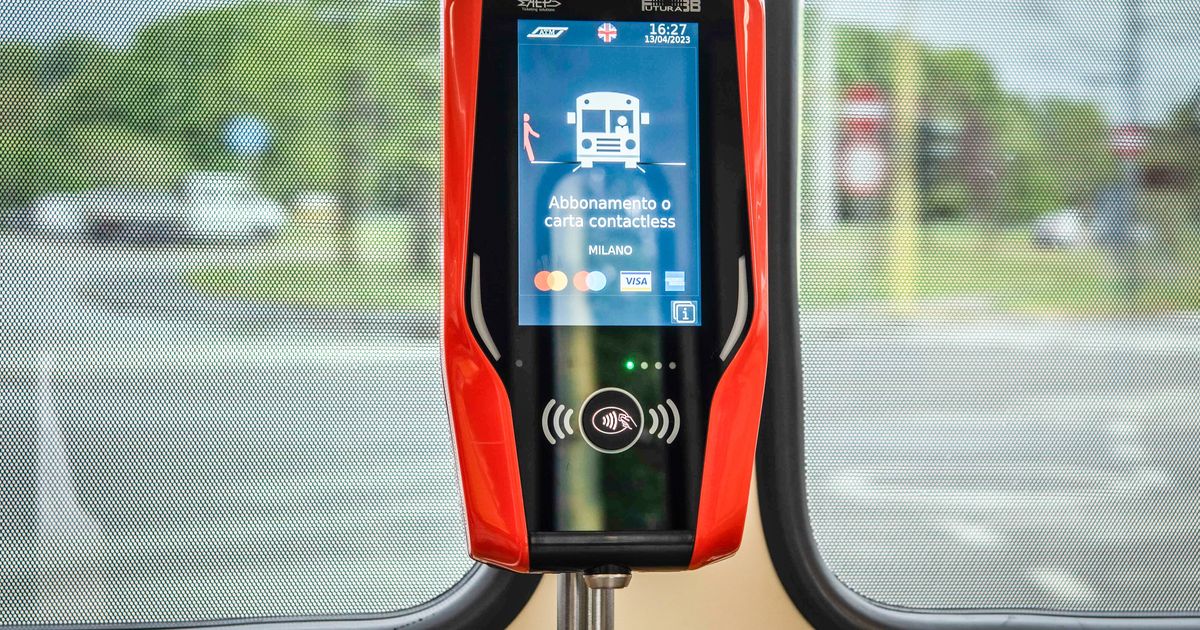 Abbonati ATM multati per pochi minuti fuori città. Il paradosso della linea 53