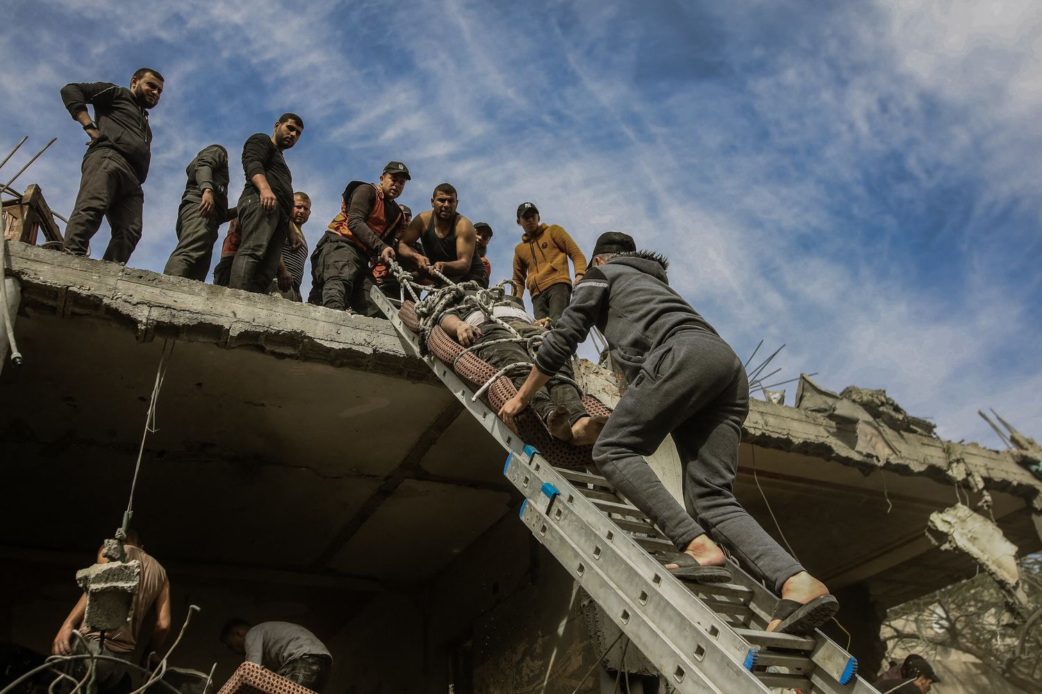 Guerra a Gaza, recupero delle vittime