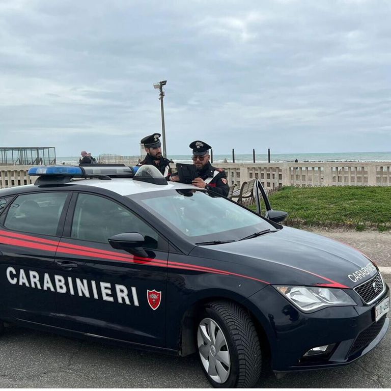 Carabinieri sul litorale romano