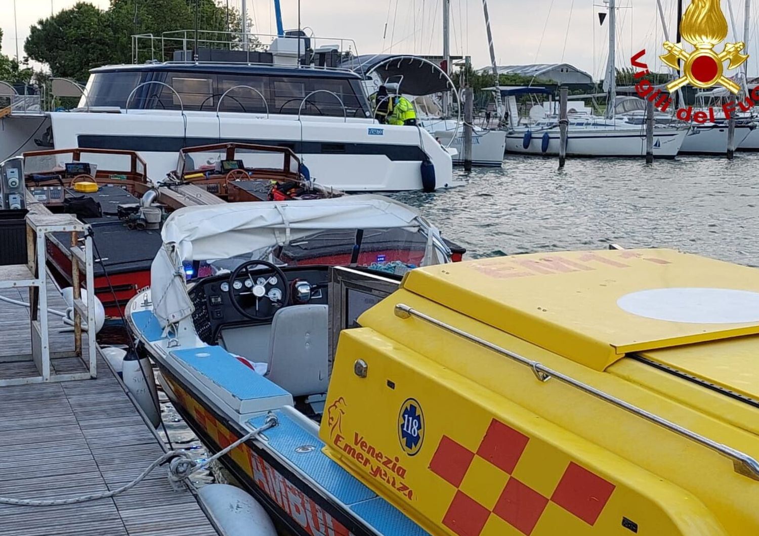 Incidente nautico a Venezia, donna cade da catamarano e muore