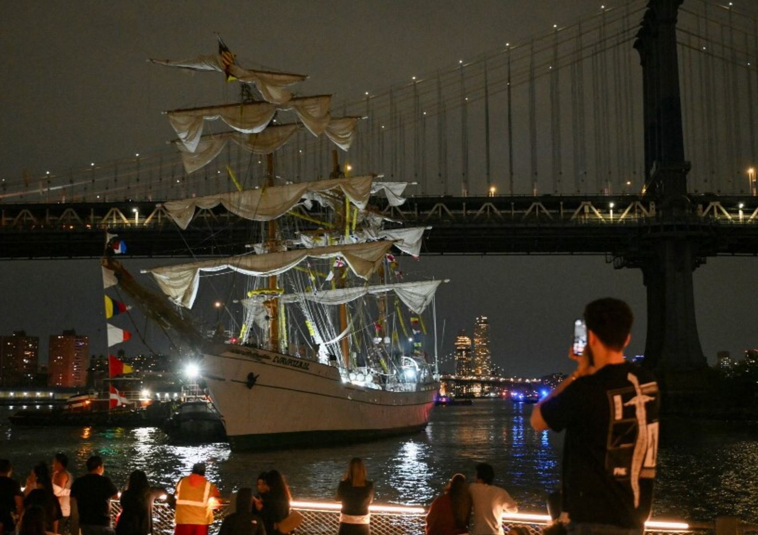Nave scuola messicana urta il ponte di Brooklyn, 2 morti e 19 feriti