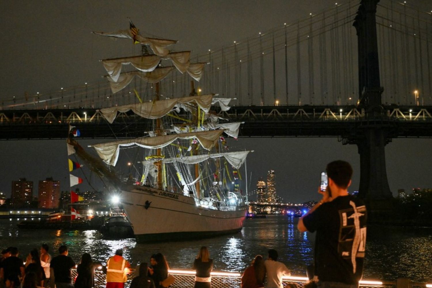Nave scuola messicana urta il ponte di Brooklyn, 2 morti e 19 feriti