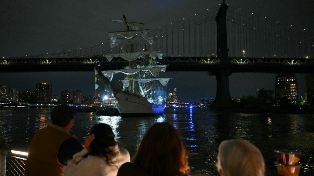 Nave scuola messicana urta il ponte di Brooklyn, 2 morti e 19 feriti