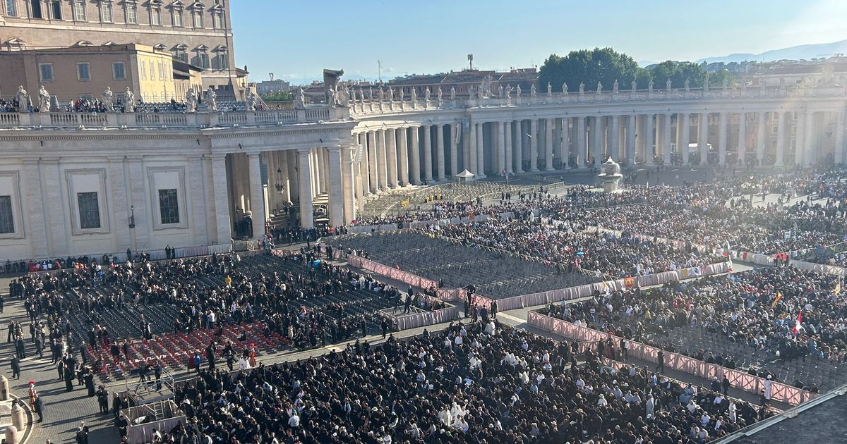 Primo giro tra fedeli in piazza per Leone XIV. Alle 10:00 la messa di intronizzazione