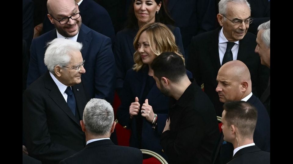 Sergio Mattarella (con la figlia Laura) e Giorgia Meloni