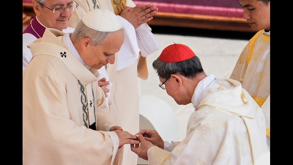 Papa Leone XIV riceve l'anello del Pescatore
