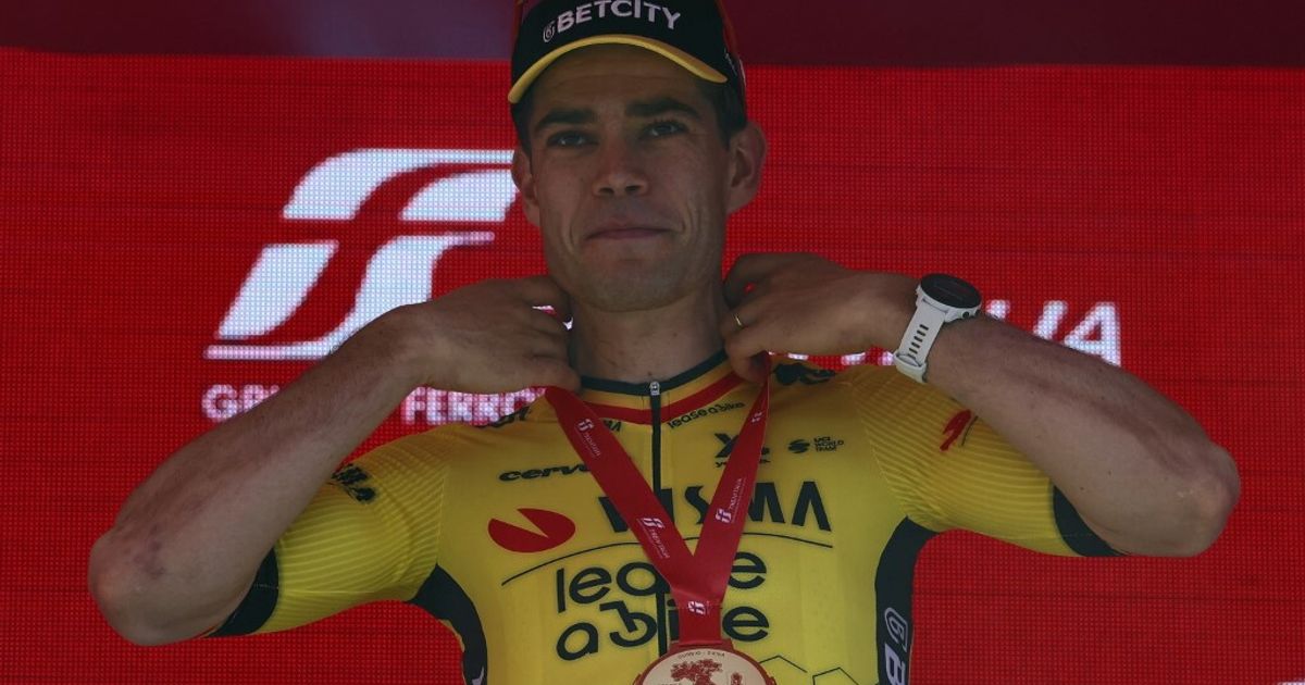 Giro, Van Aert vince la nona tappa. La maglia rosa a Del Toro