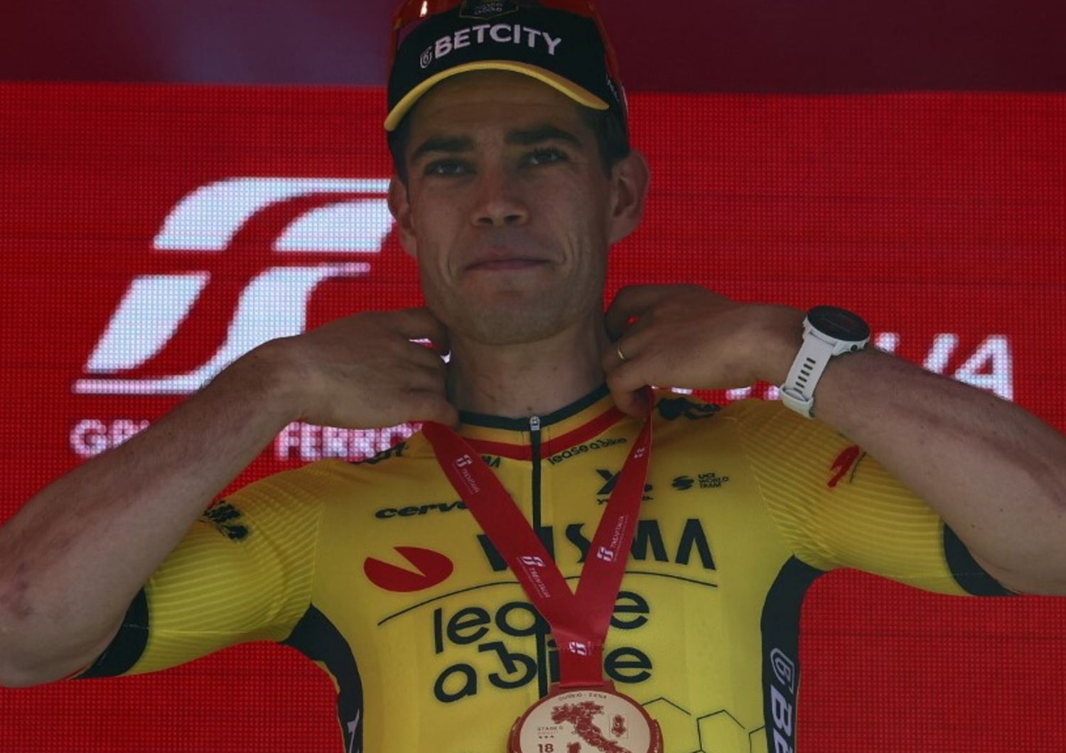 van-aert-trionfa-nona-tappa-giro-italia-2025