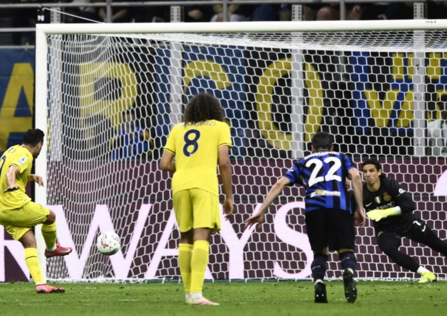 Il Napoli ringrazia Pedro e resta a +1 sull'Inter. E' lotta a tre per un posto Champions