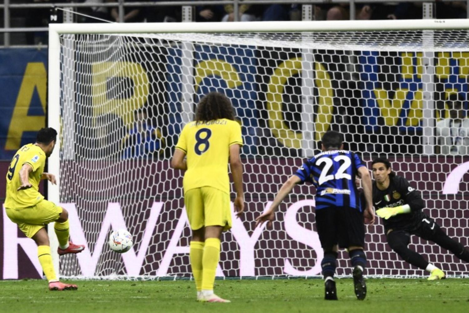 Il Napoli ringrazia Pedro e resta a +1 sull'Inter. E' lotta a tre per un posto Champions