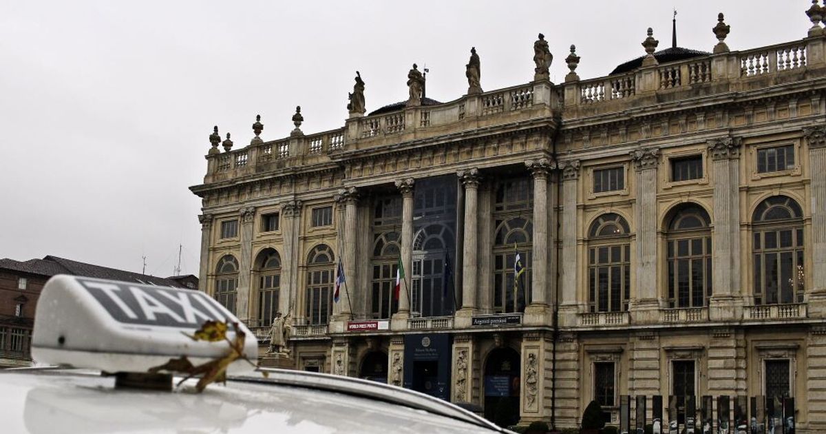 taxi contro ncc a torino tre aggressioni nel fine settimana