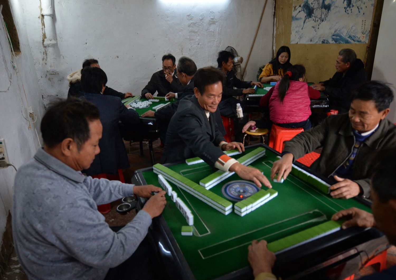 Cinesi giocano a mahjong