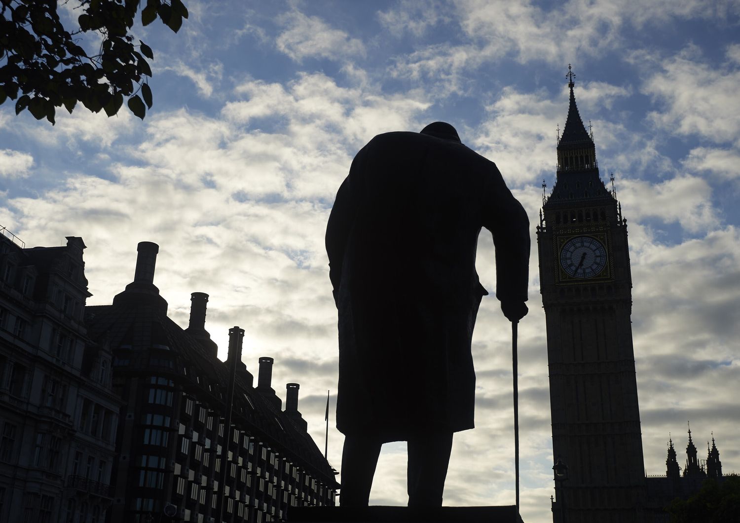 E' il giorno della Brexit. Un'immagine della piazza del parlamento di Londra, con la statua di Winston Churchill e il Big Ben (foto Afp)