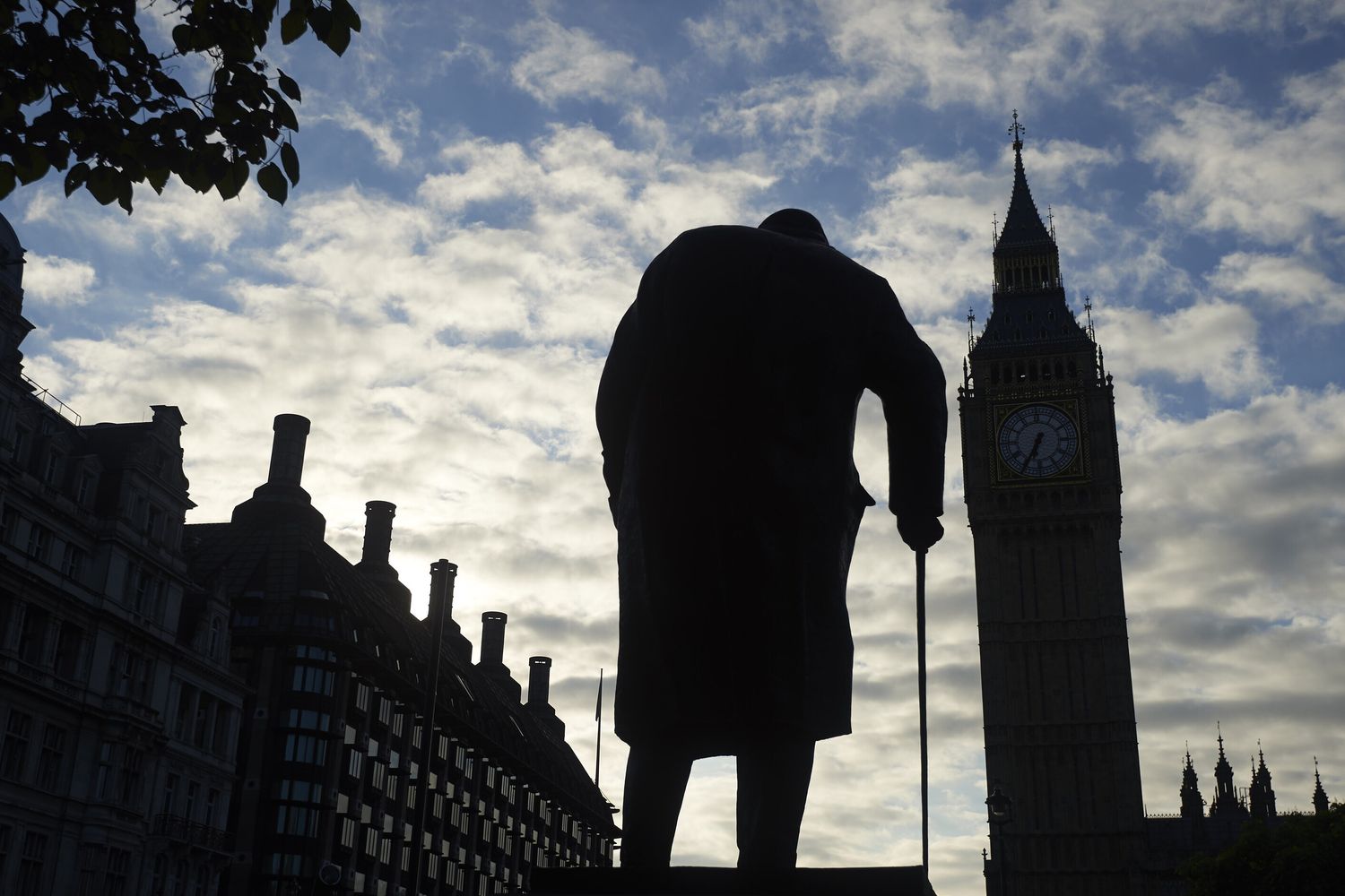 E' il giorno della Brexit. Un'immagine della piazza del parlamento di Londra, con la statua di Winston Churchill e il Big Ben (foto Afp)
