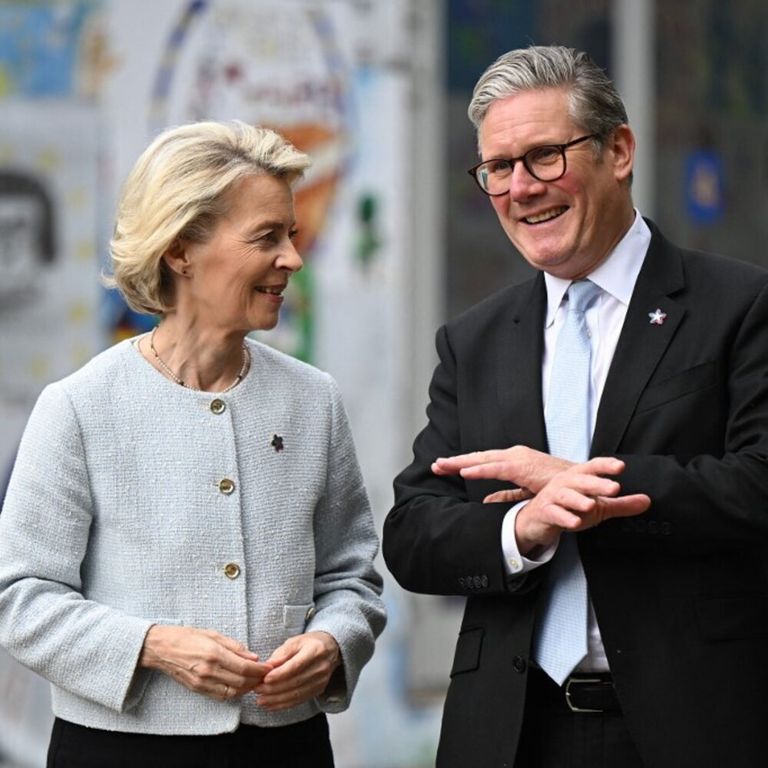 Ursula von der Leyen e Keir Starmer