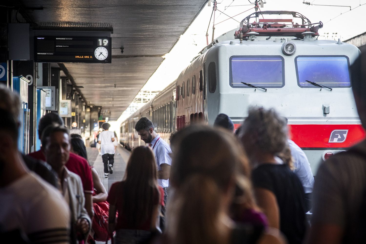 Passeggeri in attesa di treni alla stazione Termini&nbsp;