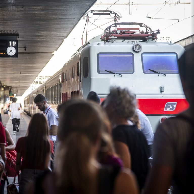 Passeggeri in attesa di treni alla stazione Termini&nbsp;