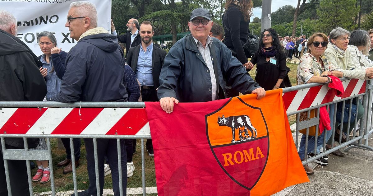 Il Papa a San Paolo, un tifoso della Roma chiede la benedizione