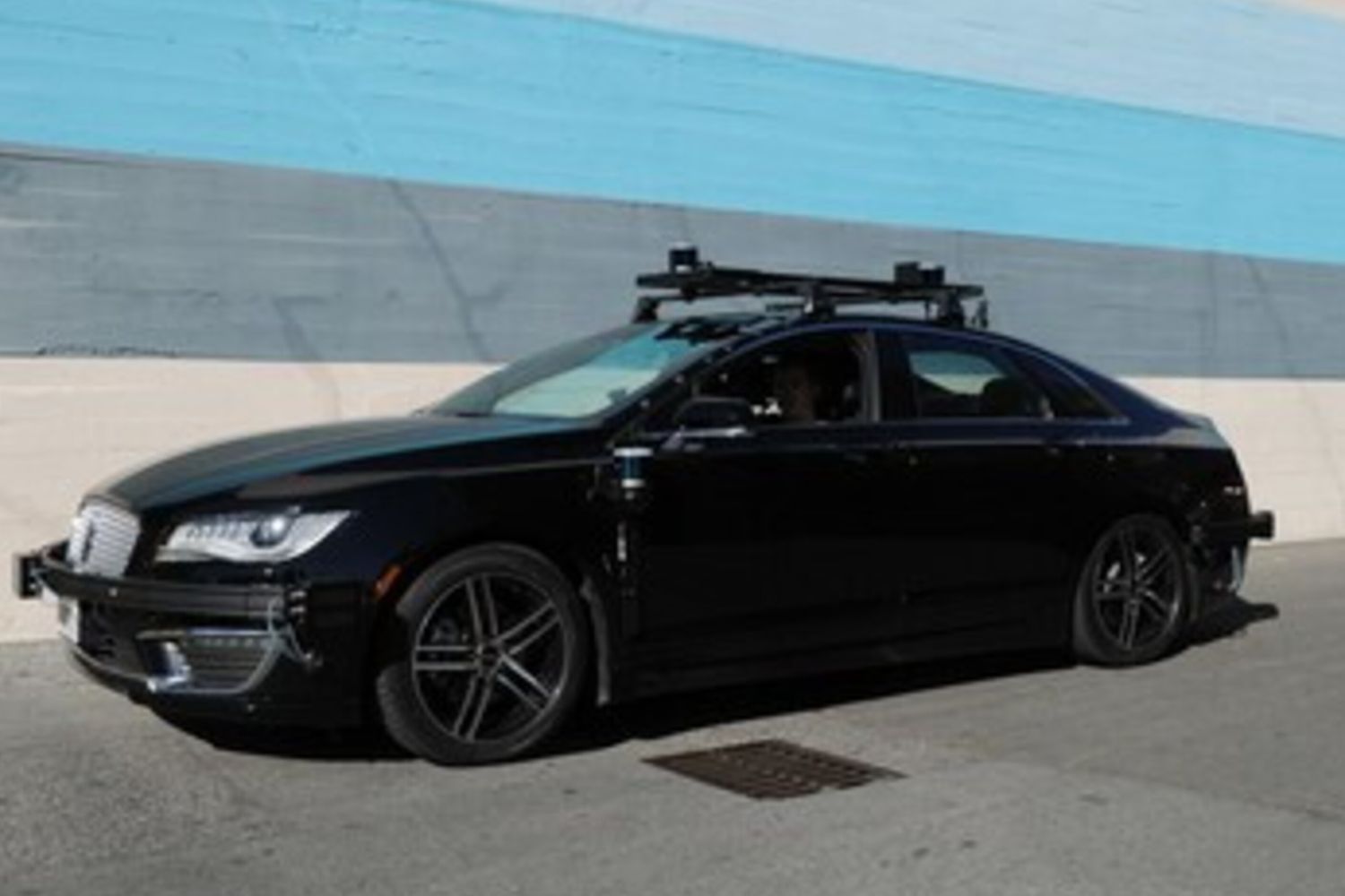 Una Lincoln a guida autonoma equipaggiata con il sistema Aurora