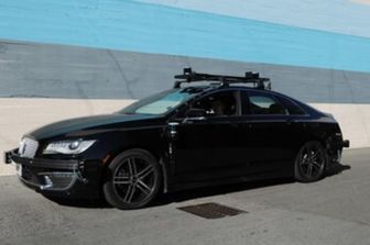 Una Lincoln a guida autonoma equipaggiata con il sistema Aurora