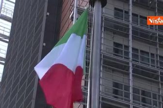 La bandiera italiana sventola a Bruxelles a fianco a quella Ue in onore di Mattarella