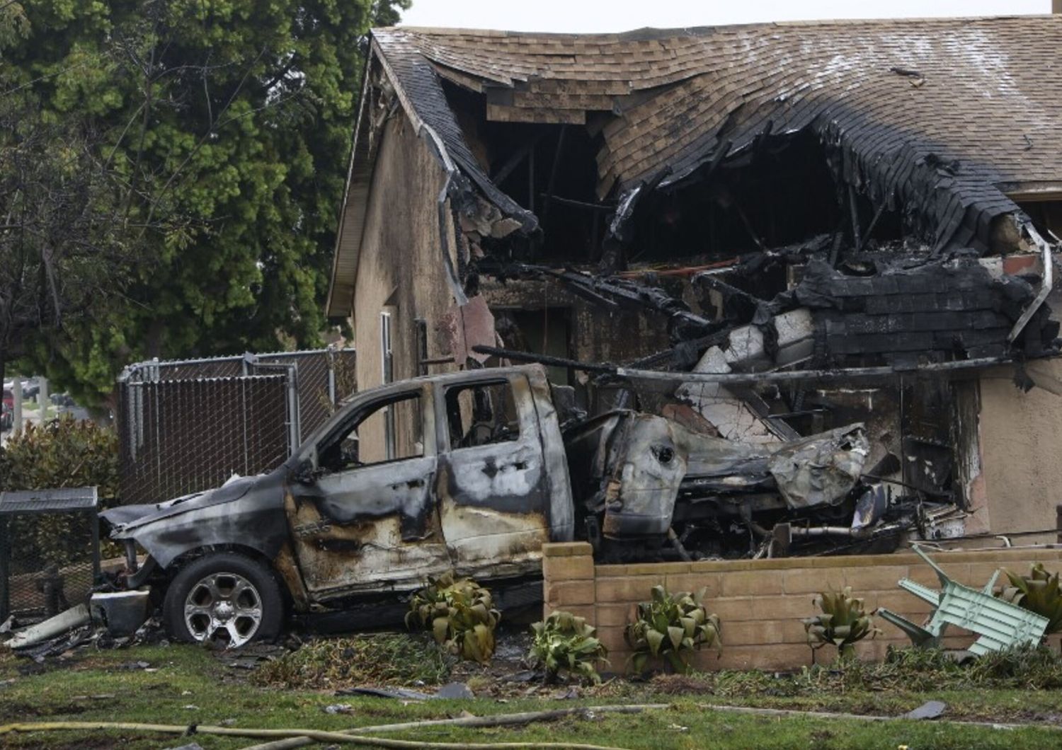 Cessna si schianta sulle case a San Diego
